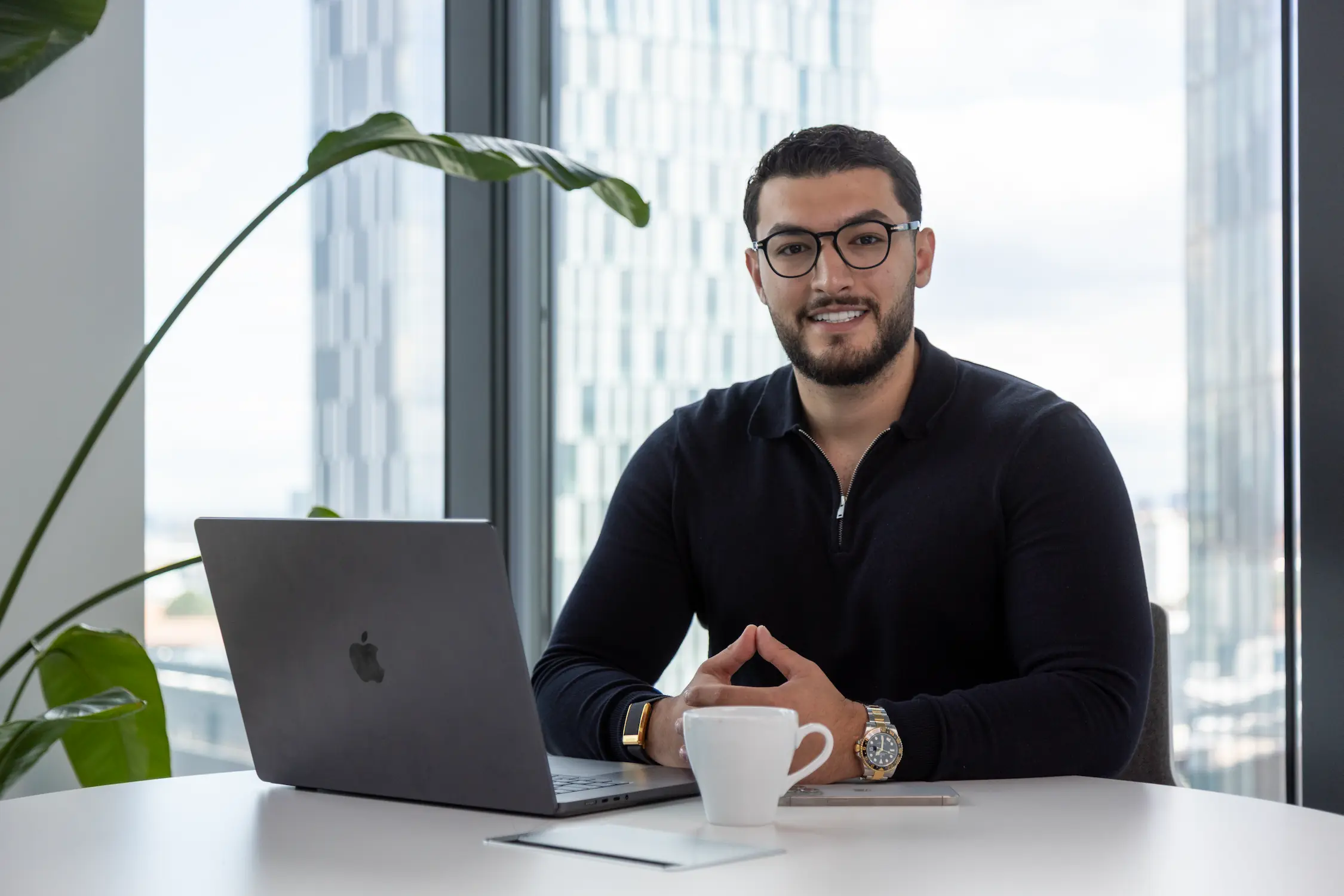 Rayan Berangi - Professionelles Portrait im BĂŒro